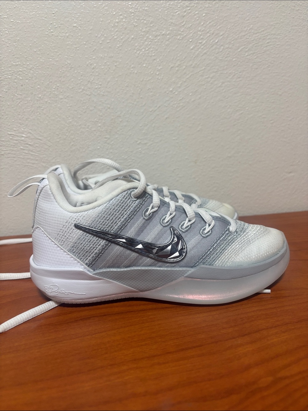 Nike Sabrina 3 me Kids White and Gray Low-Top Sneakers size 1 y New